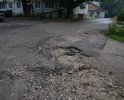 Дорога, ведущая ко входу в индустриальный техникум, по которой ходят студенты, стекающиеся со всего города. Дорога между многоквартирными домами внутри оживленного микрорайона, также ведущая на ул. Карла Маркса с пятиэтажными домами и частным сектором, к площадке ТКО. Эта дорога в плачевном состоянии: камни, металлические штыри, торчащие прямо у входа в учебное заведение из каких-то плит вот уже более 30 лет. В дождь вообще невозможно пройти, отсутствуют линевки. Полностью отсутствует асфальтовое покрытие вот уже более 30 лет и это буквально у входа в учебное заведение, на дороге, по которой дети ходят в 1 школу.