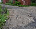 Дорога, ведущая ко входу в индустриальный техникум, по которой ходят студенты, стекающиеся со всего города. Дорога между многоквартирными домами внутри оживленного микрорайона, также ведущая на ул. Карла Маркса с пятиэтажными домами и частным сектором, к площадке ТКО. Эта дорога в плачевном состоянии: камни, металлические штыри, торчащие прямо у входа в учебное заведение из каких-то плит вот уже более 30 лет. В дождь вообще невозможно пройти, отсутствуют линевки. Полностью отсутствует асфальтовое покрытие вот уже более 30 лет и это буквально у входа в учебное заведение, на дороге, по которой дети ходят в 1 школу.