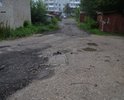 Дорога, ведущая ко входу в индустриальный техникум, по которой ходят студенты, стекающиеся со всего города. Дорога между многоквартирными домами внутри оживленного микрорайона, также ведущая на ул. Карла Маркса с пятиэтажными домами и частным сектором, к площадке ТКО. Эта дорога в плачевном состоянии: камни, металлические штыри, торчащие прямо у входа в учебное заведение из каких-то плит вот уже более 30 лет. В дождь вообще невозможно пройти, отсутствуют линевки. Полностью отсутствует асфальтовое покрытие вот уже более 30 лет и это буквально у входа в учебное заведение, на дороге, по которой дети ходят в 1 школу.