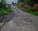 Дорога, ведущая ко входу в индустриальный техникум, по которой ходят студенты, стекающиеся со всего города. Дорога между многоквартирными домами внутри оживленного микрорайона, также ведущая на ул. Карла Маркса с пятиэтажными домами и частным сектором, к площадке ТКО. Эта дорога в плачевном состоянии: камни, металлические штыри, торчащие прямо у входа в учебное заведение из каких-то плит вот уже более 30 лет. В дождь вообще невозможно пройти, отсутствуют линевки. Полностью отсутствует асфальтовое покрытие вот уже более 30 лет и это буквально у входа в учебное заведение, на дороге, по которой дети ходят в 1 школу.