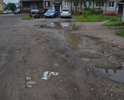 Дорога, ведущая ко входу в индустриальный техникум, по которой ходят студенты, стекающиеся со всего города. Дорога между многоквартирными домами внутри оживленного микрорайона, также ведущая на ул. Карла Маркса с пятиэтажными домами и частным сектором, к площадке ТКО. Эта дорога в плачевном состоянии: камни, металлические штыри, торчащие прямо у входа в учебное заведение из каких-то плит вот уже более 30 лет. В дождь вообще невозможно пройти, отсутствуют линевки. Полностью отсутствует асфальтовое покрытие вот уже более 30 лет и это буквально у входа в учебное заведение, на дороге, по которой дети ходят в 1 школу.