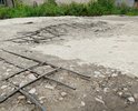 Металлические стержни торчат из плит уже более 30 лет прямо у входа в индустриальный техникум.  Все это время плиты рассыпаются, оголяя металлические стержни и эпизодическое срезание арматуры не решает проблему. Плиты находятся на дороге внутри оживленного микрорайона, по которой ходят все от пенсионеров до учащихся 1 школы и студентов техникума. На моей памяти здесь многократно получали травмы или переломы. Просим наконец-то решить проблему глобально, убрать эти плиты и организовать укладку асфальтового покрытия, хотя бы потому что эта опасная зона находятся прямо перед входом в учебное заведение.