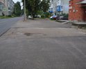 Дорога ведет к 1 школе и к индустриальному техникуму, по которой ходят школьники и студенты, при этом она никогда не ремонтировалась. Это путь к 9 многоквартирным домам. Разрушен асфальт, на некоторых участках, например, между магазинами "Миф" и "Мирастрой", асфальта до сих пор нет не смотря на то, что это прямой путь к 1 школе. В августе 2020 года перед магазинами "Миф" и "Мирастрой" организовали укладку асфальтового покрытия, но между ними почему-то оставили пространство, не асфальтировав его (первое фото)