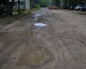 Дорога ведет к 1 школе и к индустриальному техникуму, по которой ходят школьники и студенты, при этом она никогда не ремонтировалась. Это путь к 9 многоквартирным домам. Разрушен асфальт, на некоторых участках, например, между магазинами "Миф" и "Мирастрой", асфальта до сих пор нет не смотря на то, что это прямой путь к 1 школе. В августе 2020 года перед магазинами "Миф" и "Мирастрой" организовали укладку асфальтового покрытия, но между ними почему-то оставили пространство, не асфальтировав его (первое фото)