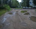 Дорога ведет к 1 школе и к индустриальному техникуму, по которой ходят школьники и студенты, при этом она никогда не ремонтировалась. Это путь к 9 многоквартирным домам. Разрушен асфальт, на некоторых участках, например, между магазинами "Миф" и "Мирастрой", асфальта до сих пор нет не смотря на то, что это прямой путь к 1 школе. В августе 2020 года перед магазинами "Миф" и "Мирастрой" организовали укладку асфальтового покрытия, но между ними почему-то оставили пространство, не асфальтировав его (первое фото)