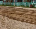 Дорога многие годы не делается. Грунтовая проезжая часть. Необходимо отсыпка гравием. Так как после дождя сплошная грязь. Не является главной.Дорога проходит на болотистой местности.
