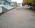 Пешеходная зона рядом с бывшем зданием гостиницы - очень оживлённый участок. Асфальт не менялся ни разу неверное с 70-80-ых.
Уложить плитку будет хорошим делом.