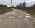 дорога ведёт к деревне и ряду СНТ, дорожного покрытия нет, грунтовка.
