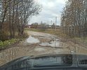 дорога ведёт к деревне и ряду СНТ, дорожного покрытия нет, грунтовка.