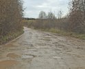 дорога ведёт к деревне и ряду СНТ, дорожного покрытия нет, грунтовка.
