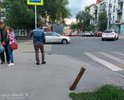 Провал на тротуаре рядом с пешеходным переходом ул. Самарская/Ленинградская (рядом с домом Ленинградская 76).