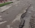 Дорога в ужасном состоянии. Администрация города отказывается производить ямочный ремонт.