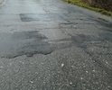 Дорога в ужасном состоянии, не имеет освещения, также ширина проезжей части очень узкая из-за наличия песка на дороге и отсутствия асфальта, отсутствует дорожная разметка, свет и что немаловажно пешеходный переход (если днем людей хорошо видно, то вечером на неосвещенной дороге можно не заметить гуляющих людей, а их там обычно немало). В период дождей образуются лужи под которыми скрываются ямы.