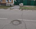 Очередной разбитый асфальт вокруг колодца.всего таких разбитых люков 7 штук, по улице Чапаева.
