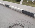Разбитый колодец, вылетают куски асфальта.Нужно срочно исправить этот и другие локальные дефекты по ул Чапаева.