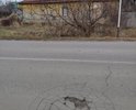 Разбитая яма от люка.Локальный дефект.