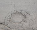 Разбитый люк по улице Чапаева уже много лет. Локальный дефект.