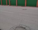 Разбитый люк по улице Чапаева уже много лет. Локальный дефект.