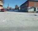 Улица Спортивная. Грунт гравий и песок с галькой. Есть выбоины, неровности. Нет дорожного покрытия. Или асафльтированное что гораздо дороже или укладка бетонных плит что будет дешевле так как завод ЖБК конструкций в 56 км ближайший. Попутным транспортом сэкномит затрат на 35% по транспортным расходам. Кроме того не надо будет асфальтоукладчик. Общественная остановка у здания Сбербанка необходимо сделать не где ставить авто. Так как адмнистративных зданий рядом много очень. Не требует больших вложений и с точки зрения асфальтирования. Не делалась с 70-ых годов.