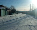 Улица Молодежная планировка стихийная поэтому надо привести название улицы в порядок получается трехдорожная по перекрестку. Отмечена требующая укладки бетонными плитами часть. Полотно дороги частично сделано по черновому варианту но не распланировано под укладку плитами. Частично уходит в лесную чащу с целью сохранить лесной массви и ветрозащитную полосу леса по экологическим требованиям поэтому еще именно и нужна укладка бетонными плитами. По скорости осуществления будет очень быстро к тому же и малозатратно. Завод жбк конструкций в 56 км. Не требует с точки зрения земляных работ больших вложений полотно достаточно крепкое но есть ямы, ухабы, рытвины, неровности. Уходит в Микрорайон Черемшанский. На улице стоит Налогавая инпекция, магазин, Предприятия по пореработке дерева. Вдоль улицы планируется проводка в 2022 году системы водоподведения и отопления поэтому нужна будет ливневая канализация. Грунт песок, что облегчает земляные работы.