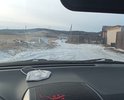 Улица не имеет покрытия асфальтового после дождей быстро разбивается что приводит к заболачиванию так как улица на болтистой почве. В 2021 году с моей поруки ОНФ адмнистрация частично отсыпала дамбу и немного улицу полотно дороги но не хватает на укладку плит. Плиты лучше всего так как будет быстрее и дешевле кроме того грунт смешанный население неоднократно ее засыпало тем что было под рукой. Но в основном песок и гравий. Красивое место примыкает к региональной трассе могут заезжать туристы. Перексток сделан с регионалкой. Нет знака уступи дорогу. Ямы ухабы черновой вариант на что хватило средств.