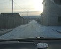 Улица не имеет покрытия асфальтового после дождей быстро разбивается что приводит к заболачиванию так как улица на болтистой почве. В 2021 году с моей поруки ОНФ адмнистрация частично отсыпала дамбу и немного улицу полотно дороги но не хватает на укладку плит. Плиты лучше всего так как будет быстрее и дешевле кроме того грунт смешанный население неоднократно ее засыпало тем что было под рукой. Но в основном песок и гравий. Красивое место примыкает к региональной трассе могут заезжать туристы. Перексток сделан с регионалкой. Нет знака уступи дорогу. Ямы ухабы черновой вариант на что хватило средств.