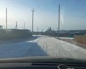 Новая дорога с помощью оптимизации бюджета при консультации и настоянии ОНФ Района сделана в 2021 году. Но сделан черновой вариант. Грунт старые отходы с региональной дороги проходящей мимо и в данный момент строящейся. Необходима на следующий год укладка бетонными плитами. Знаков нет. Под полотном глина и дерн. Сделана в 2021 году поэтому рытвины и ухабы и ямы.
