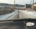 Проездная дорога к кладбищу. Завалена кучами земли. Огромная рытвина. Грунт гравий. Покрытия асфальтового нет. Делалась в 1970 году. Сейчас из-за отсутствия ремонта население почти не пользуется. Необходима укладка бетонными плитами. Ливневка нужна рядом есть мостик. Ведет к промышленным объектам. Знаков нет.