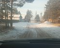 Новая улица сделали чернойовй вариант при передаче просьба населения через ОНФ Района не хватает средств на то чтобы уложить бетонными плитами так как грунт песок и глина. Сделана была в 2021 году путем оптимизации размещения свободного грунта от ремонта региональной дороги. Сквозная улица к местам отдыха и покосам. Является спальным Районом. Знаков нет. Ямы и ухабы после дождей. Проходит по болотистому участку поэтому после ремонта быстро приходит в негодность. Средств на стыпку крепкой подушки не хватает.