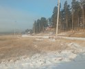 Новая улица сделали чернойовй вариант при передаче просьба населения через ОНФ Района не хватает средств на то чтобы уложить бетонными плитами так как грунт песок и глина. Сделана была в 2021 году путем оптимизации размещения свободного грунта от ремонта региональной дороги. Сквозная улица к местам отдыха и покосам. Является спальным Районом. Знаков нет. Ямы и ухабы после дождей. Проходит по болотистому участку поэтому после ремонта быстро приходит в негодность. Средств на стыпку крепкой подушки не хватает.