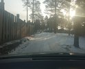 Дорога из песка по пригоркам нет асфальтового покрытий очень узкая среди лесного массива уместнее сделать из бетонных плит. Ямы, колдобины. Нехватка финанасирования. Извилистая. Знаков нет. Необходима ливневка. Планируется проведени водопровода поэтому бетонные плиты лучше всего при ремонте без уничтожения асфальтового покрытия будет. Новостройки. Только грейдировалась в 2021 году.
