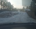 Дорога из песка по пригоркам нет асфальтового покрытий очень узкая среди лесного массива уместнее сделать из бетонных плит. Ямы, колдобины. Нехватка финанасирования. Извилистая. Знаков нет. Необходима ливневка. Планируется проведени водопровода поэтому бетонные плиты лучше всего при ремонте без уничтожения асфальтового покрытия будет. Новостройки. Только грейдировалась в 2021 году.