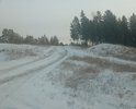 Дорога сквозная. Грунт песок. Уместнее сделать из бетонных плит так как планируется проводка трубопровода поэтому будет легче потом ремонтировать и не повреждать покрытие. Знаков нет. Не делается толком. Необходима ливневка. Относительно ровная 50% остальное ведет на горку песчанную. Бетонные плиты проще всего.