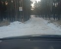 Муниципальная дорога на общественный полигон по накоплению мусора ТБО. ОТгрейдировано в 2021 году нет покрытия. Грунт суглинок и глина. ПОэтому дорогу быстро разбивает появляются ямы и непролазная грязь. Целессобразно покрыть бетонными плитами и не тратить бюджет много раз на ремонт постоянный. Знаков нет. Проходит через лесной массив. Используется общественным транспортом по вывозу мусора. Ямы есть и рельеф идет вдоль горок. Невыровнена. Необходима местами ливневка. Обочины сделаны но их быстро заполняет водой. Ширина около 2, 5 метров.