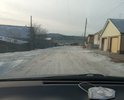Дорога благодаря совместным усилиям ОНФ отсыпана в том числе изза жалоб жителей черновой вариант полотна сделан. Средств не хватает на укладку бетонными плитами. Знаков нет. Ливневка необязательна. Грунт глина и песок. Дорогу быстро разобьет из-за дождей. Узкая но для внутреннего сквозного проезда к улице Полевой будет нормально. Сквозная на улицу Заозерная. Проходит по старому болоту осушенному. Поэтому плиты уместнее будут. Раньше не делалалась никогда. Новостройки.