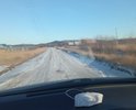 Дорога благодаря совместным усилиям ОНФ отсыпана в том числе изза жалоб жителей черновой вариант полотна сделан. Средств не хватает на укладку бетонными плитами. Знаков нет. Ливневка необязательна. Грунт глина и песок. Дорогу быстро разобьет из-за дождей. Узкая но для внутреннего сквозного проезда к улице Полевой будет нормально. Сквозная на улицу Заозерная. Проходит по старому болоту осушенному. Поэтому плиты уместнее будут. Раньше не делалалась никогда. Новостройки.