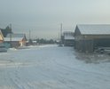 Дорога проходит по многочисленным неровностям соединяющий отрезок центральный через ЛЭП натоптан стихийно грунт песок. Необходима ливневка в будущем. Знаков нет. Средств не хватает. Ямы и ухабы. Уместно укласть бетонными плитами. Зимой редко грейдируется. Летом потоки воды размывают дорожную часть. Знаков нет. Новостройки.