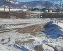 Улица Подгорная. Жжелезнодорожный переезд под насыпью для легковых авто. Так как грейдер не может пройти под переездом улица не грейдеруется очень долго. Грунт. Мелкий камень, глина и почва. Ямы, канавы, колея частая. Частично есть супесь. Улица находится за железнодорожной насыпью. Покрытия нет вообще. Является жилой. Рядом расположена станция и магазины. Знаков нет. Необходима осыпка улицы и формирование дорожной подушки. Уместно все укласть бетонными плитами. Есть взгорки и уклоны, частично есть кустарник. местность неровная с сильными перепадами так как находится перед сопками. Возможно необходимо или углубить проезд для автомобилей то есть реконструировать для проезда грузовых авто чтобы грейдер мог по кратчайшему маршруту пройти под насыпью. Необходим ремонт проезда под насыпью укрепление по сроку эксплуатации.