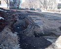 На Московском шоссе, 14 в Самаре с торца дома провалился асфальт. Яма примерно 9 на 5 метров.