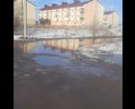 По этому участку дороги нормально можно пройти только летом в сухую погоду. Осенью, весной и летом в дождь лужи на всю дорогу, грязь и ямы, зимой дорога узкая. Тротуары отсутствуют, детям в школу и взрослым ходить не безопасно. Новые дома построили, следом большой частный сектор, а дороги нормальной нет. Хотя пару лет назад, когда укладывали асфальт и делали тротуар по ул.Колногорова (от ул.Розы Люксембург до ул.Толмачева), в планах было до конца улицы Колногорова асфальт положить и сделать тротуар. Но до сих пор ничего не сделано.