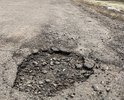 ямы шириной 65-68 см, длиной 20-63 см, глубиной 5-6 см на обеих сторонах проездной муниципальной дороги вблизи государственной резиденции Президента РФ «Ново-Огарево»