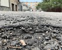 ямы шириной 65-68 см, длиной 20-63 см, глубиной 5-6 см на обеих сторонах проездной муниципальной дороги вблизи государственной резиденции Президента РФ «Ново-Огарево»