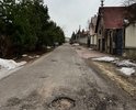 ямы шириной 65-68 см, длиной 20-63 см, глубиной 5-6 см на обеих сторонах проездной муниципальной дороги вблизи государственной резиденции Президента РФ «Ново-Огарево»
