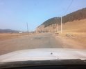 Республика Бурятия, Село Острог, ул. Колхозная. 
Дорога убитая, западная часть участка не ремонтировалась очень давно, примерно с 70-х годов. 
Выкрошен асфальт, ямы, продавлена колея, тротуаров нет.