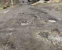 Поселок большой. Дорога на поселке была сделана 40 лет назад. За это время, она ни разу не ремонтировалась. Дорога - это только название, её просто нет, это просто грунтовка, которая после дождя превращается в черную жижу. Пешком по ней передвигаться проблематично, на машине - ещё тот экстрим. Просим помочь решить проблему с дорогой.