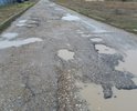 Автомобильная дорога находится в аварийном состоянии, имеет большие ямы и деформацию асфальтового покрытия (наступила ситуация, что ямы уже негде объезжать), что нарушает требования безопасности дорожного движения при движении автотранспорта и пешеходов и может привести к травмированию людей.
Дорога по ул. Чкалова была построена в 80-е года прошлого столетия и с того времени никакой ремонт не производился кроме частичного- замены асфальтового покрытия на выезде на ул. Аллея Дружбы.
На аварийном участке находится около 20 домовладений и детский санаторий Морской в котором часто отдыхают дети с ДЦП и ограниченными возможностями в движении. И вот по этим ямам в 1,5 метра шириной и глубиной 10 сантиметров родители вынуждены таскать коляски со своими детьми. Что создаёт негативное отношение людей к отдыху в Крыму.
На протяжении более 200 метров дорожное полотно и бордюрный камень приведено в полное несоответствие всех руководящих документов, законодательных актов и ГОСТов РФ. Все должностные  лица которые обязаны контролировать качества дорог и безопасность дорожного движения не выполняют свои обязанности, тем самым нарушают законы РФ.
