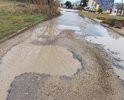 Автомобильная дорога находится в аварийном состоянии, имеет большие ямы и деформацию асфальтового покрытия (наступила ситуация, что ямы уже негде объезжать), что нарушает требования безопасности дорожного движения при движении автотранспорта и пешеходов и может привести к травмированию людей.
Дорога по ул. Чкалова была построена в 80-е года прошлого столетия и с того времени никакой ремонт не производился кроме частичного- замены асфальтового покрытия на выезде на ул. Аллея Дружбы.
На аварийном участке находится около 20 домовладений и детский санаторий Морской в котором часто отдыхают дети с ДЦП и ограниченными возможностями в движении. И вот по этим ямам в 1,5 метра шириной и глубиной 10 сантиметров родители вынуждены таскать коляски со своими детьми. Что создаёт негативное отношение людей к отдыху в Крыму.
На протяжении более 200 метров дорожное полотно и бордюрный камень приведено в полное несоответствие всех руководящих документов, законодательных актов и ГОСТов РФ. Все должностные  лица которые обязаны контролировать качества дорог и безопасность дорожного движения не выполняют свои обязанности, тем самым нарушают законы РФ.