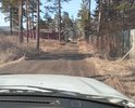 Переулок трактовый. Грунт накатанный стихийно. Не делался никогда. После дождей грязь. Необходима отсыпка отсевом из каменной крошки. В конце переулка необходимо сделать разворот для мусоровозов и служебной техники. Проходит сквозь лесные насаждения. Дома ИЖС Новостройки. Выходит на трактовую Улицу и к магазинам на региональной трассе.