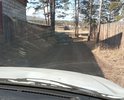 Переулок трактовый. Грунт накатанный стихийно. Не делался никогда. После дождей грязь. Необходима отсыпка отсевом из каменной крошки. В конце переулка необходимо сделать разворот для мусоровозов и служебной техники. Проходит сквозь лесные насаждения. Дома ИЖС Новостройки. Выходит на трактовую Улицу и к магазинам на региональной трассе.