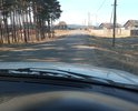Сосновая улица соединяется с региональной трассой. Необходим ямочный ремонт в 3 местах выбит асфальт ямы на всем протяжении указанного участка. Асфальт имеется 90-ых годов. Ведет к мкр Сосновому и Трактовому. Жилой массив. Улица имеет завышенное полотно выше улиц дорга конечно нужна на уровне с дворами. Грунт песок. Нет водостоков и ливневки.